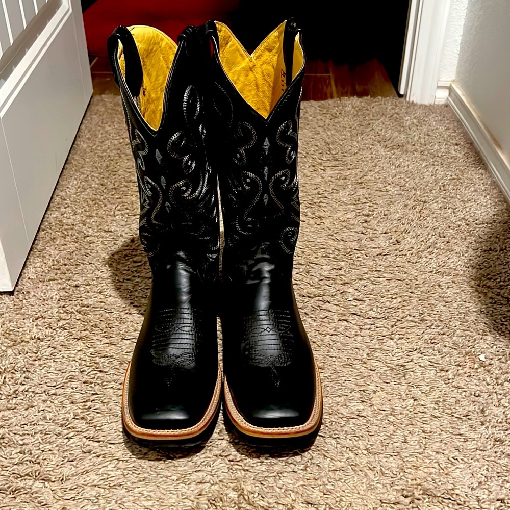 Black leather Ferrini men’s cowboy boots